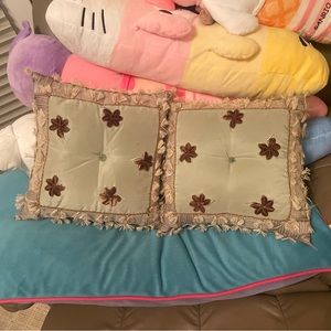 SET OF TWO THROW PILLOWS